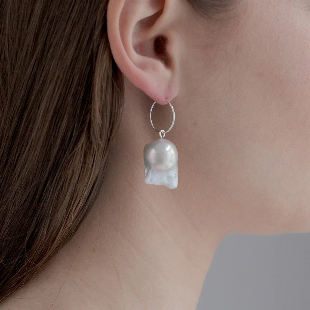 CAPRAIA // Creolen mit großen Barockperlen - Image 6