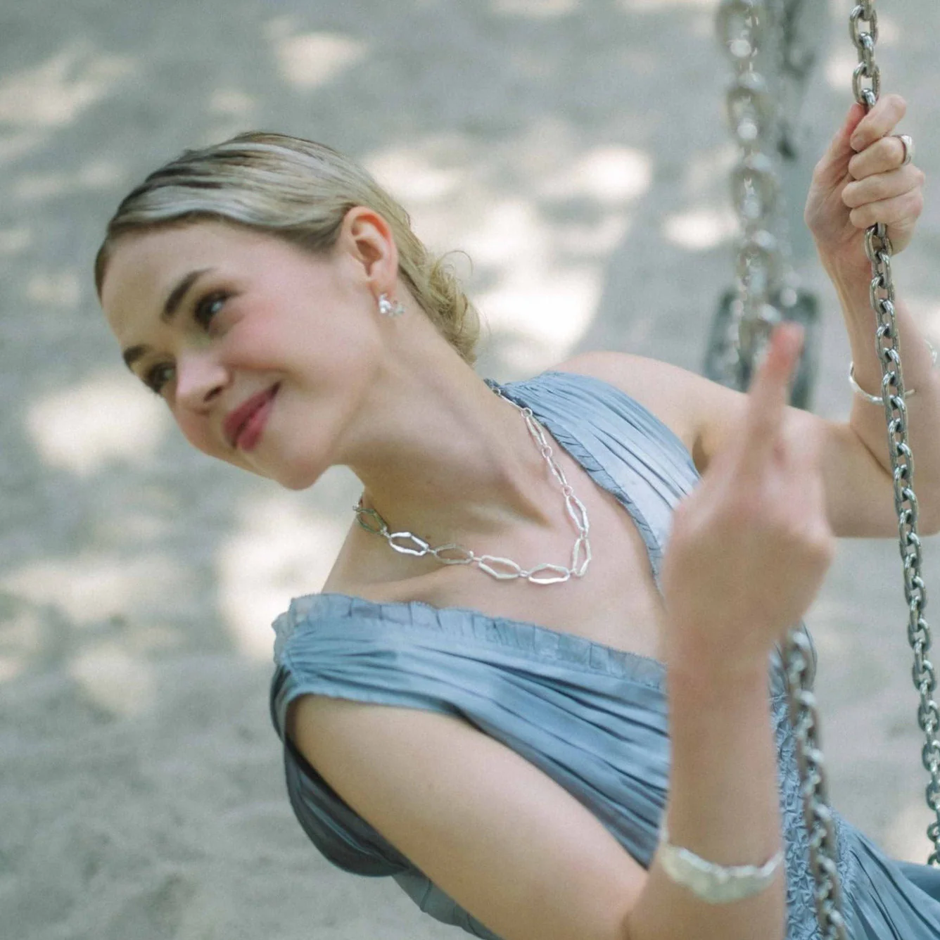 LYKKJA // Creolen mit 2 zarten Süßwasserperlen - Image 7