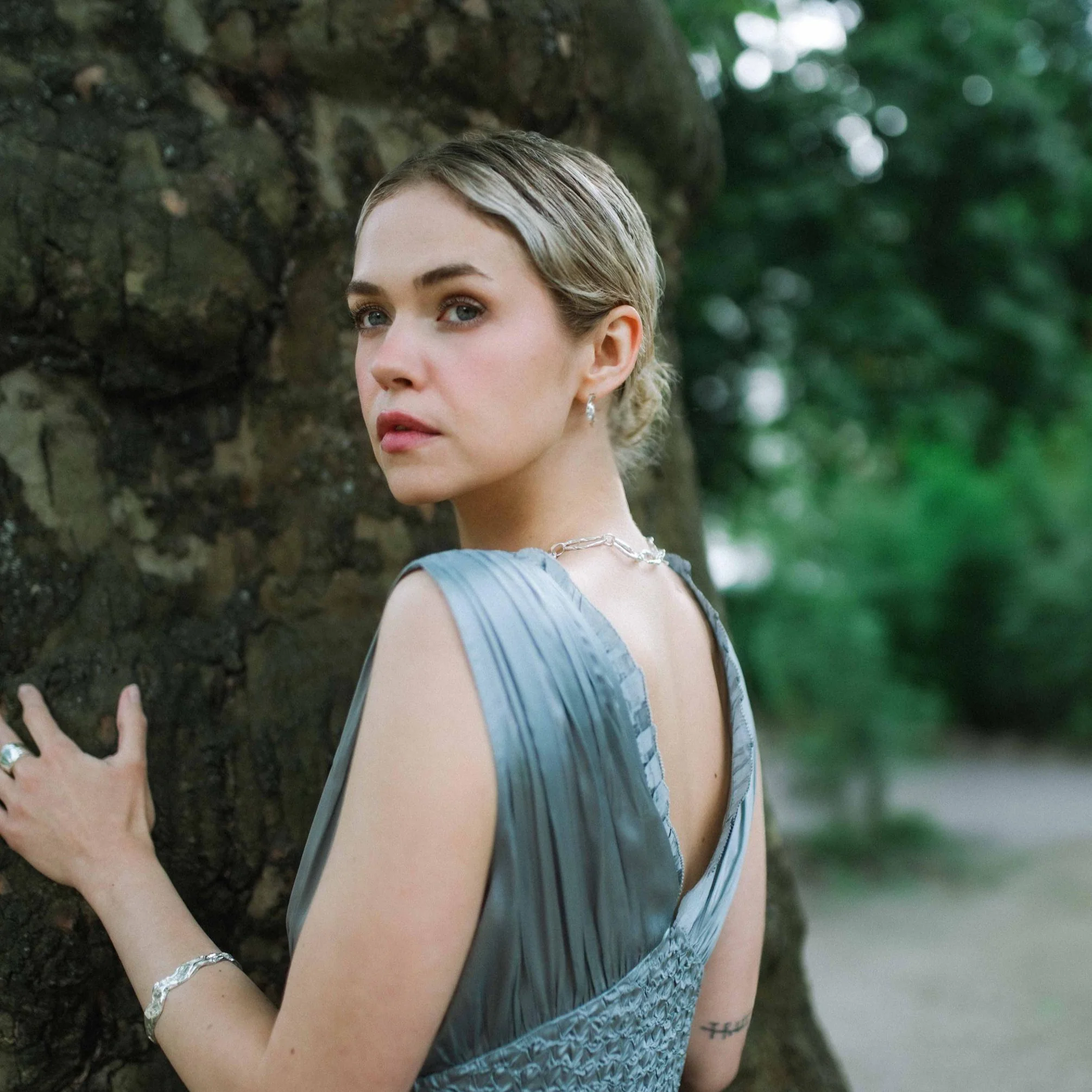 LYKKJA // Creolen mit 2 zarten Süßwasserperlen - Image 3