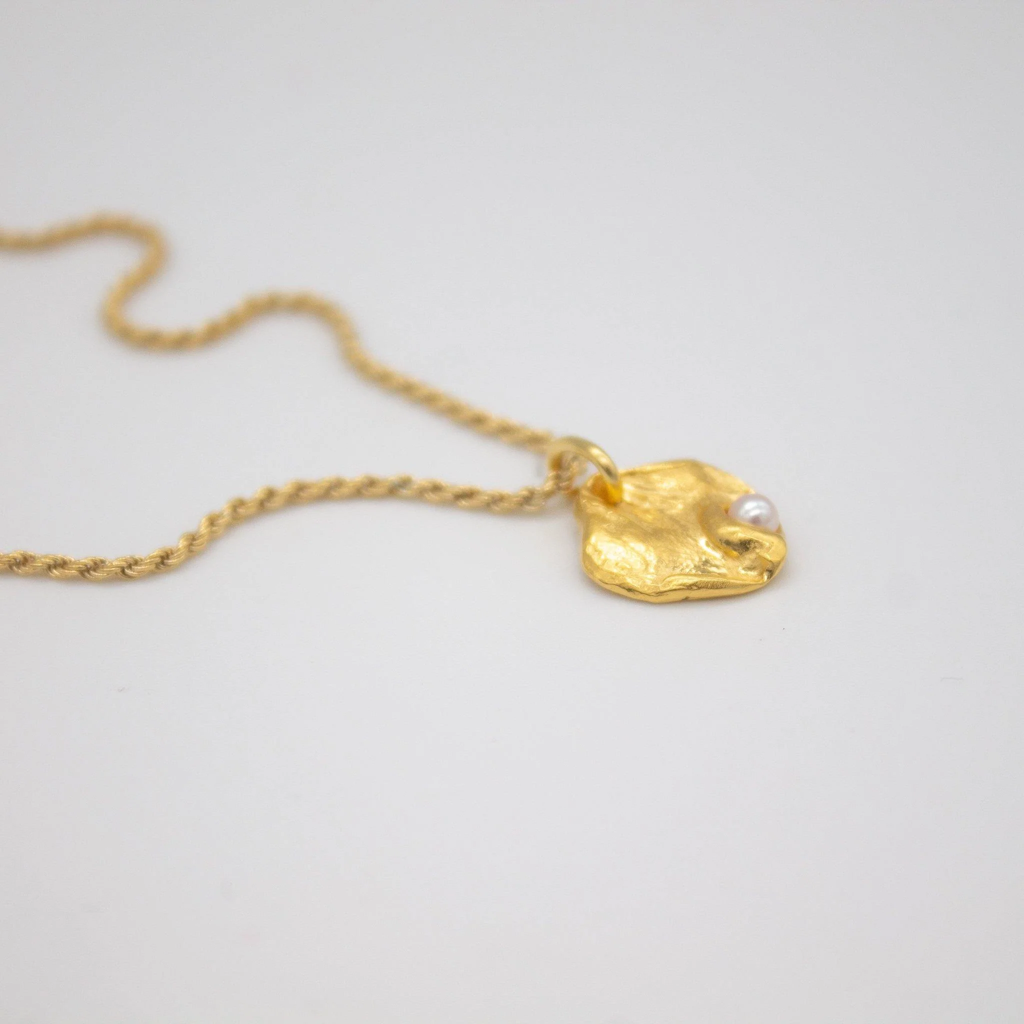 FJONE // Halskette mit blattförmigem Anhänger - Image 8