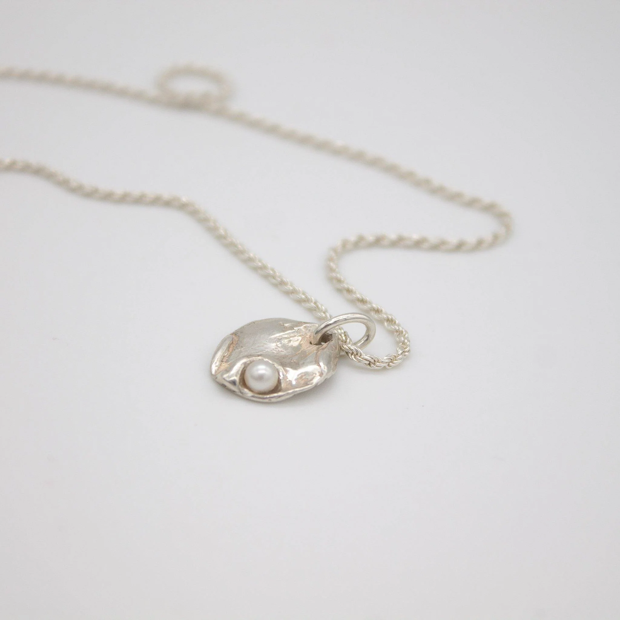 FJONE // Halskette mit blattförmigem Anhänger - Image 9