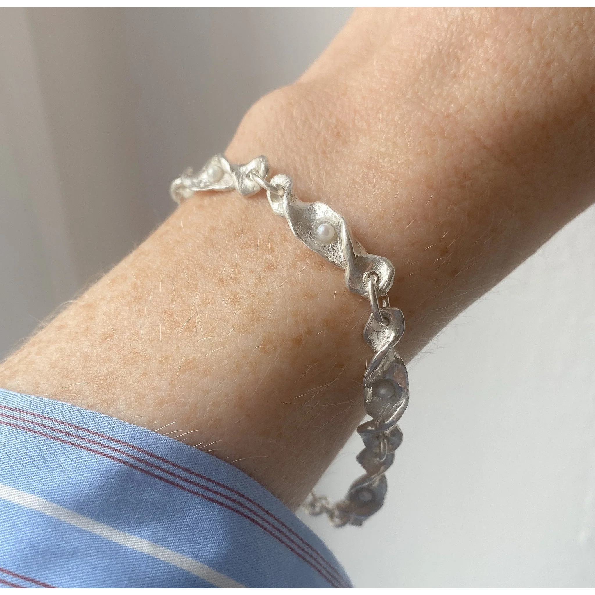 GULSVIK // Armband aus Silber mit zarten Perlen - Image 3