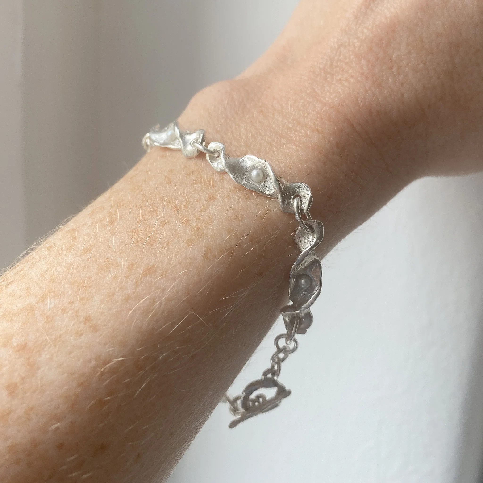GULSVIK // Armband aus Silber mit zarten Perlen - Image 4