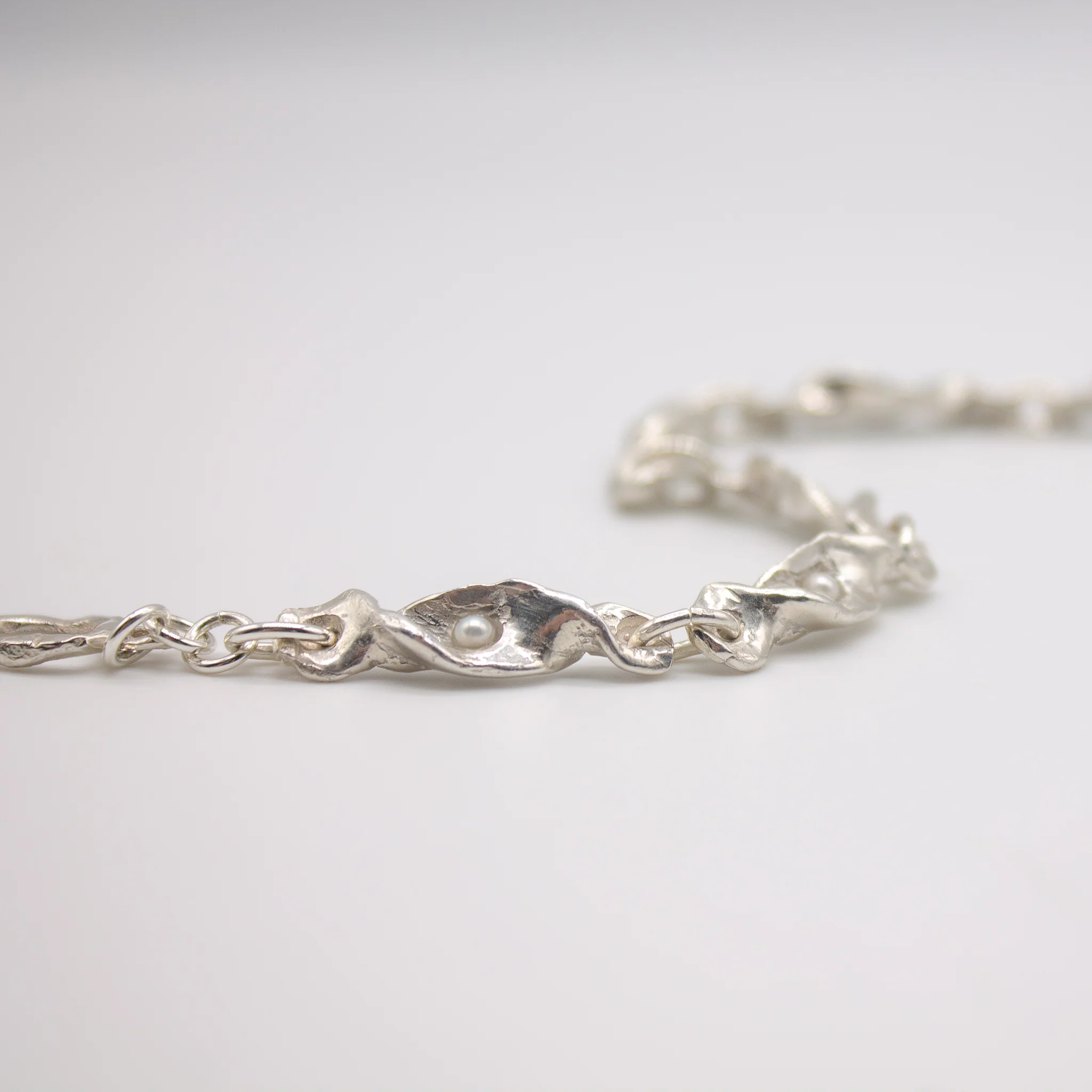 GULSVIK // Armband aus Silber mit zarten Perlen - Image 8