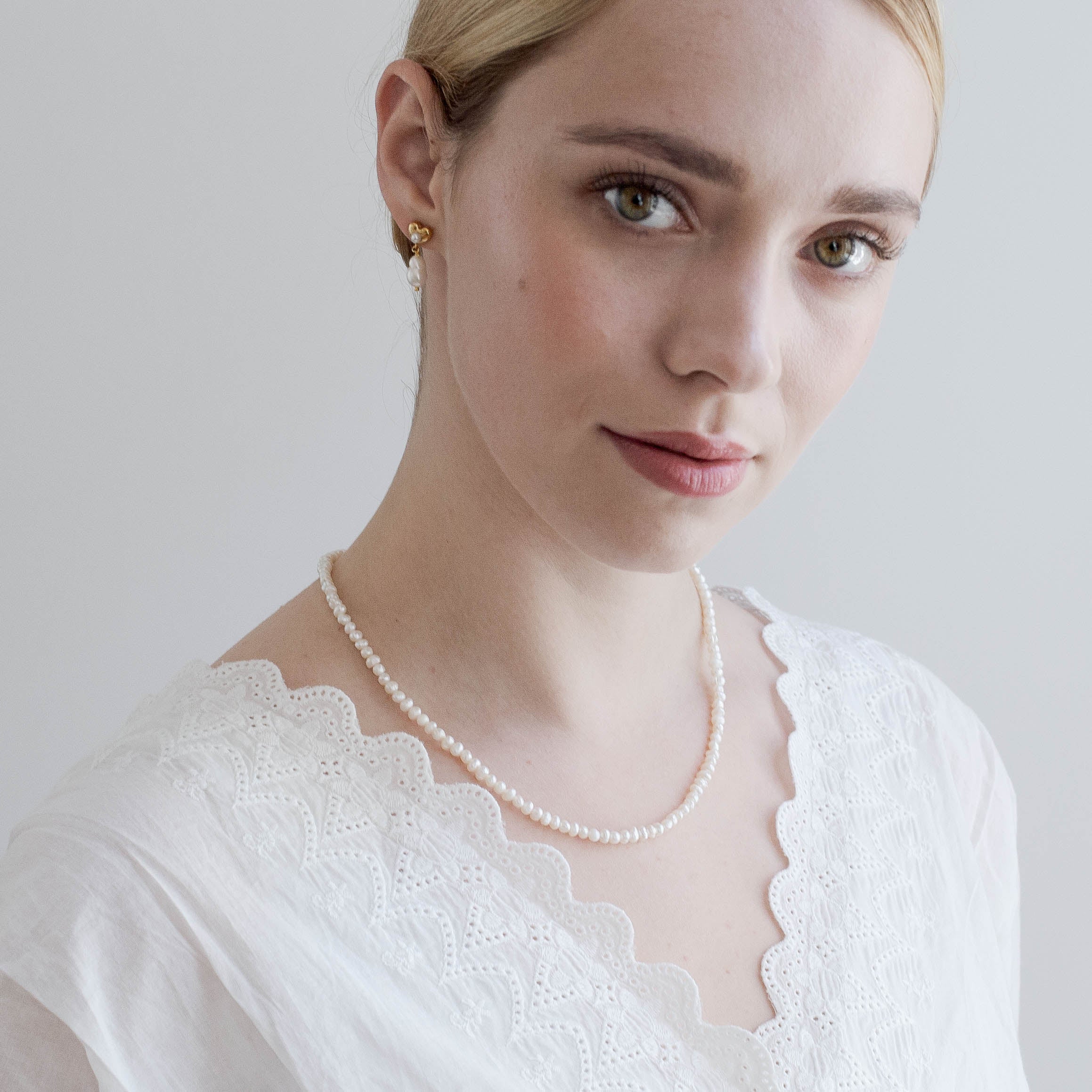 HELGJA // Zarte Perlenhalskette - Image 3