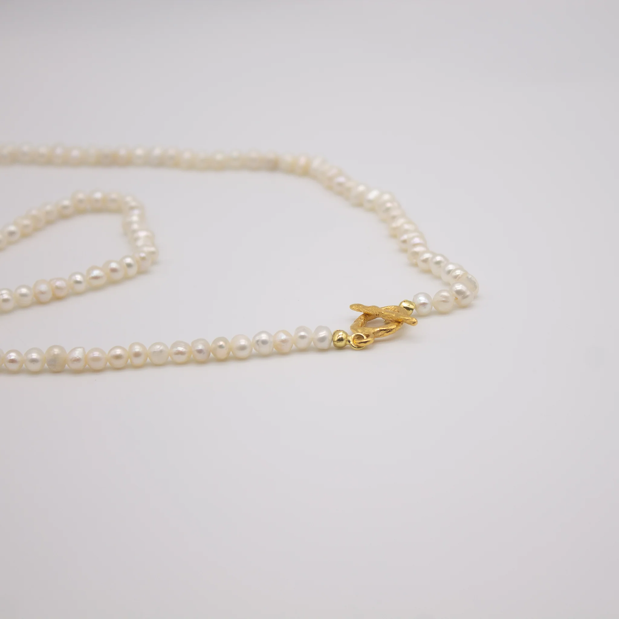 HELGJA // Zarte Perlenhalskette - Image 6
