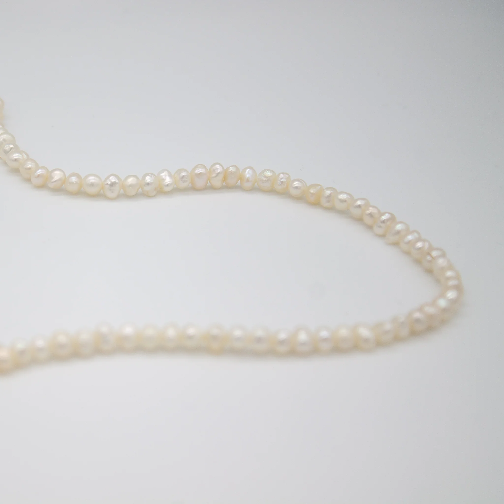 HELGJA // Zarte Perlenhalskette - Image 7