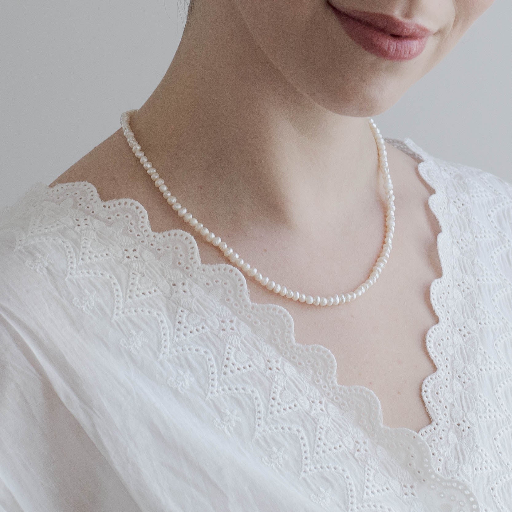HELGJA // Zarte Perlenhalskette - Image 8