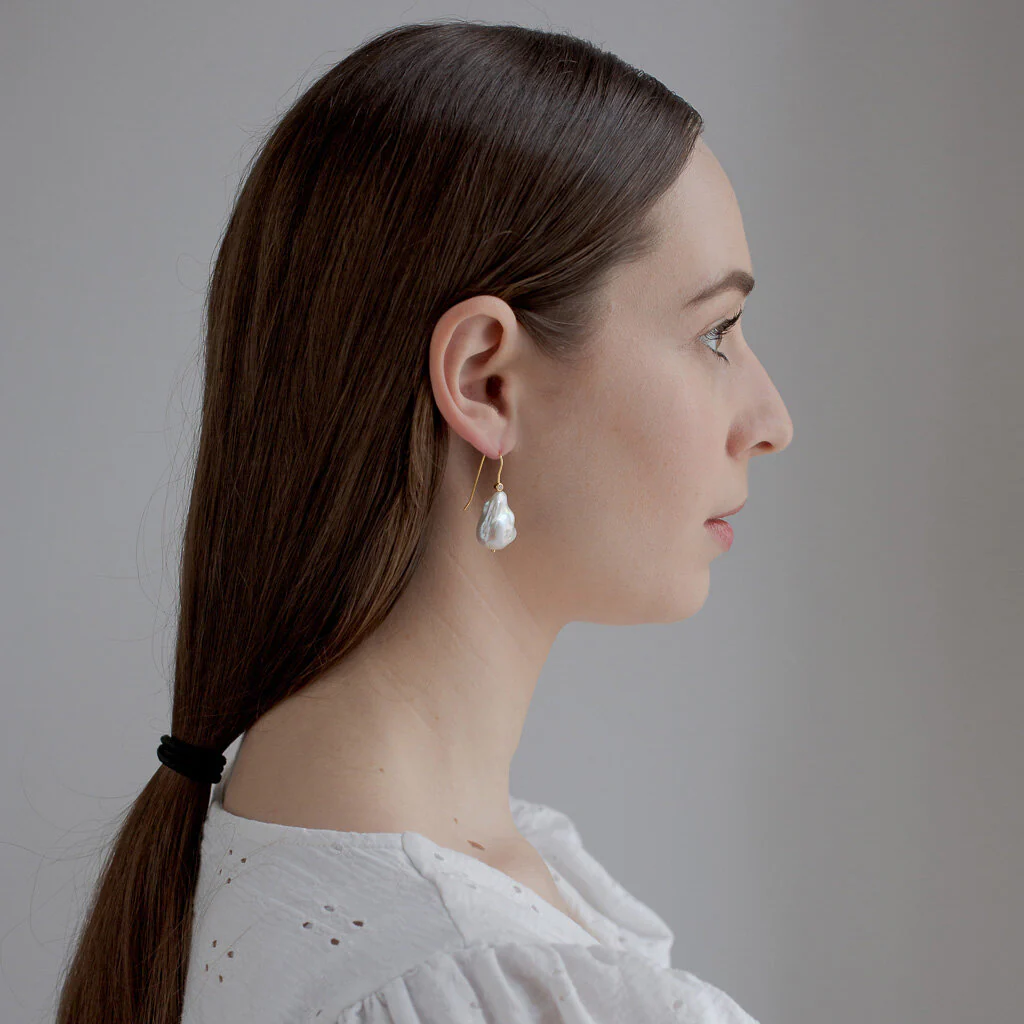 LACURA // Ohrringe mit Zirkonia und Barockperlen - Image 4