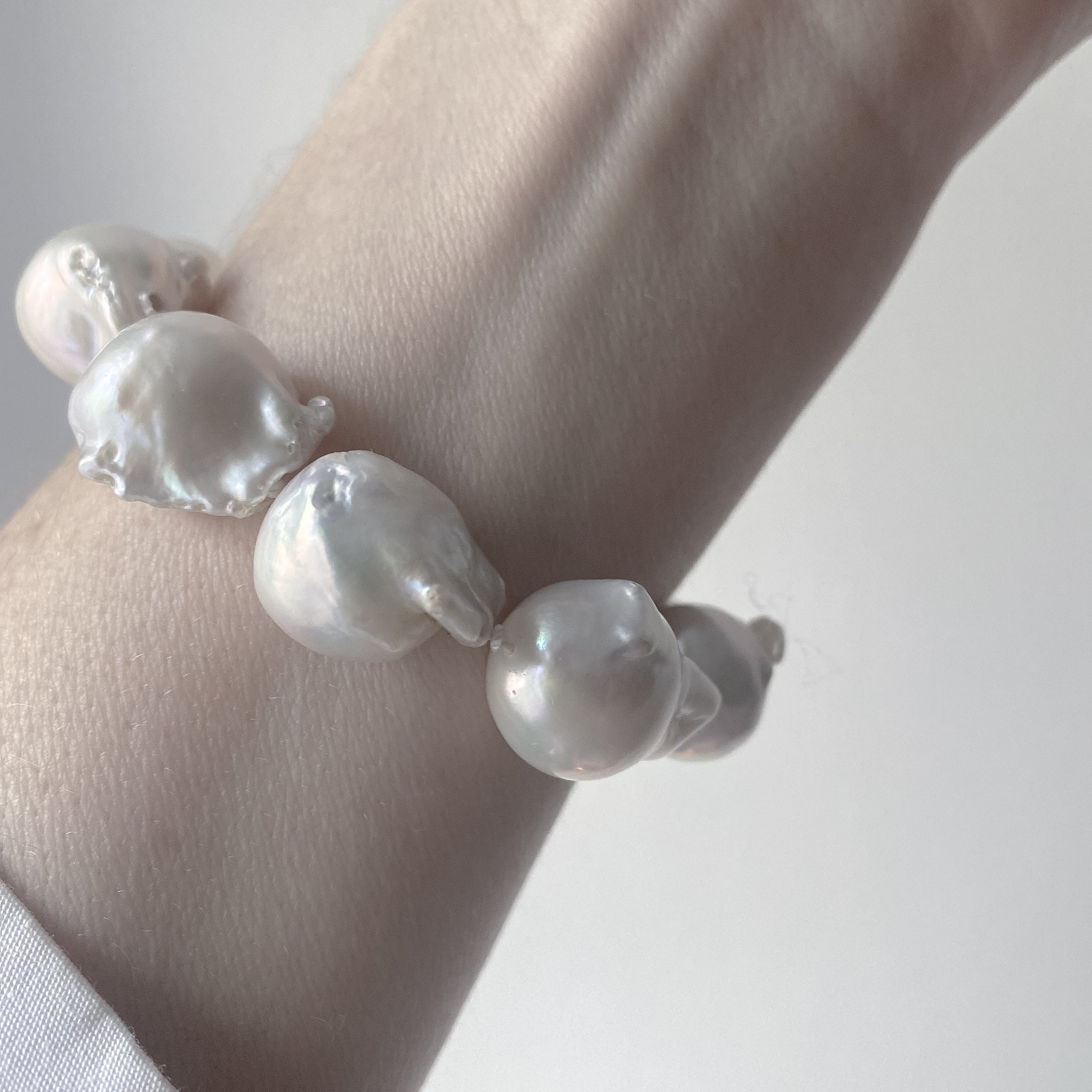 LISGARDEN // Armband mit großen Barockperlen & Verschluss in Vergoldung - Image 3