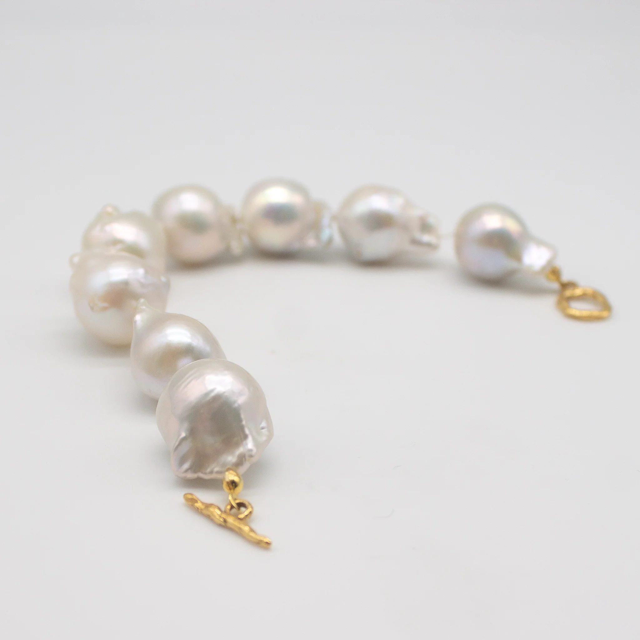 LISGARDEN // Armband mit großen Barockperlen & Verschluss in Vergoldung - Image 4