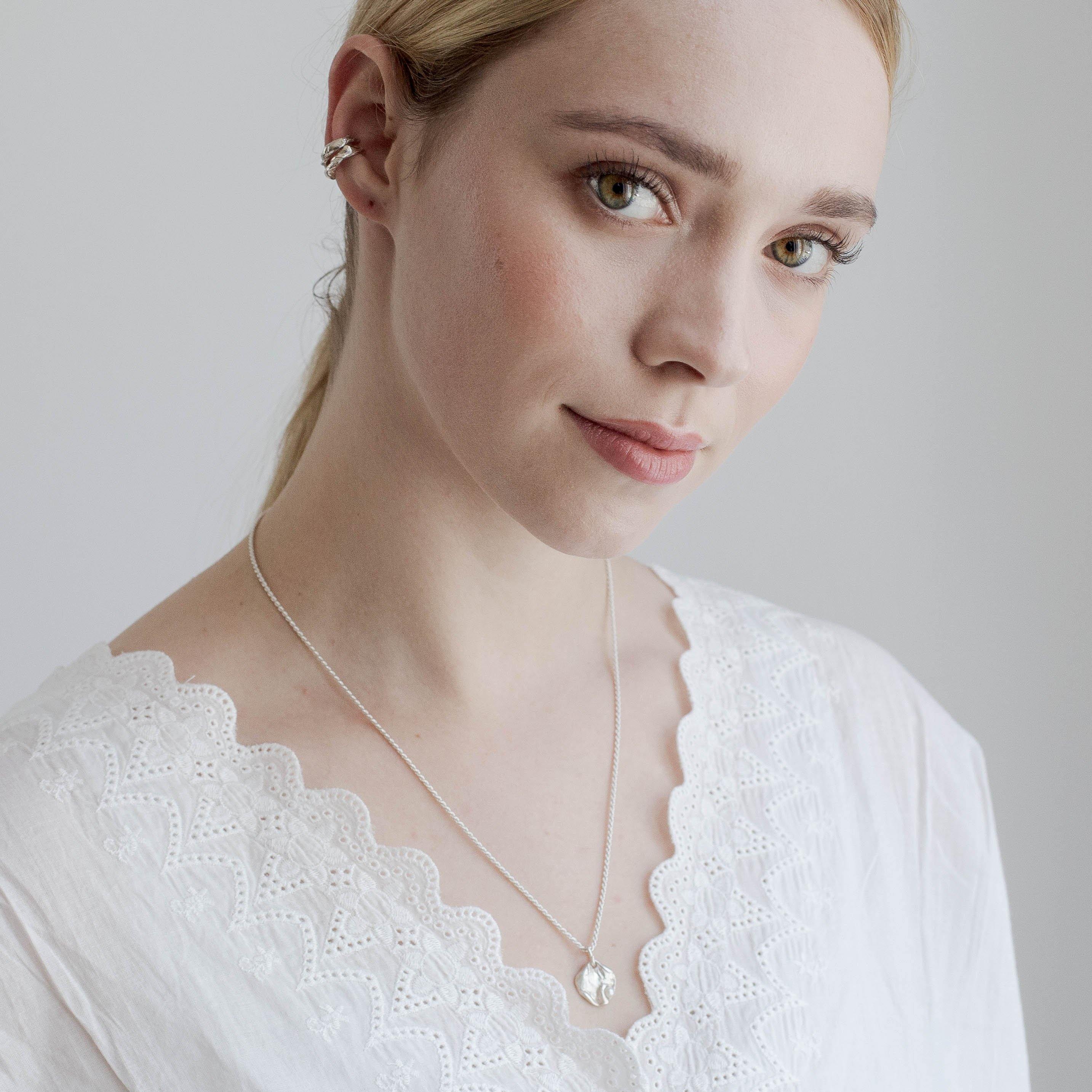 FJONE // Halskette mit blattförmen Anhänger - Image 4