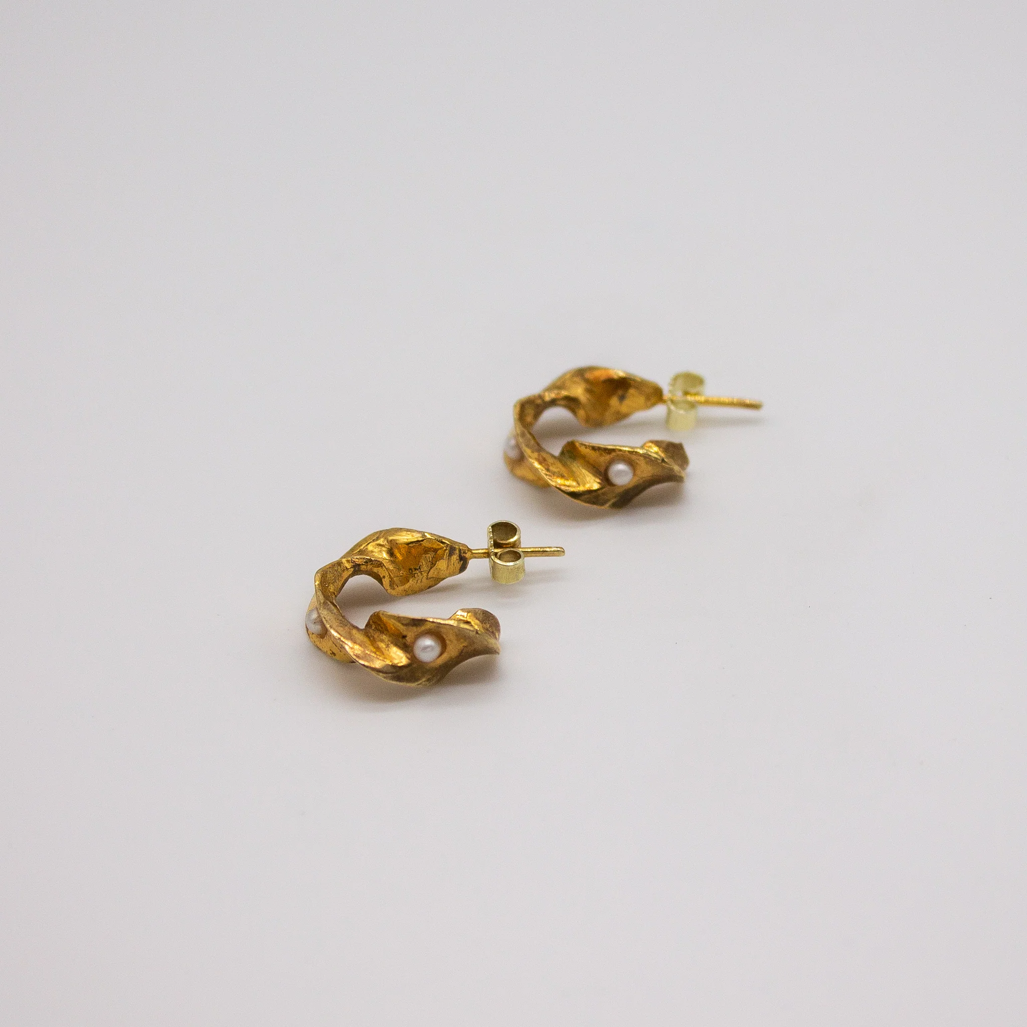 LYKKJA // Creolen mit 2 zarten Süßwasserperlen - Image 12