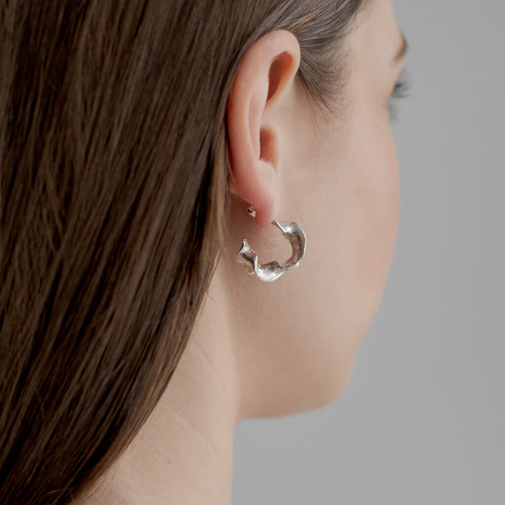 LYKKJA // Creolen mit 2 zarten Süßwasserperlen - Image 9