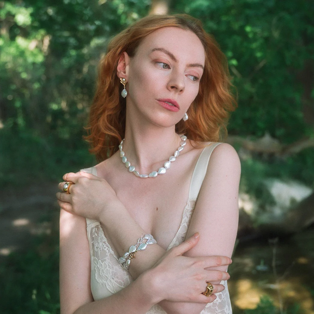 MIDSUND // Halskette mit schimmernden Süßwasserperlen - Image 4