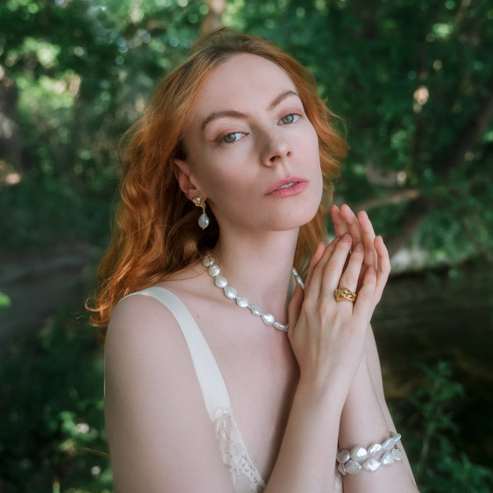 MIDSUND // Halskette mit schimmernden Süßwasserperlen - Image 5