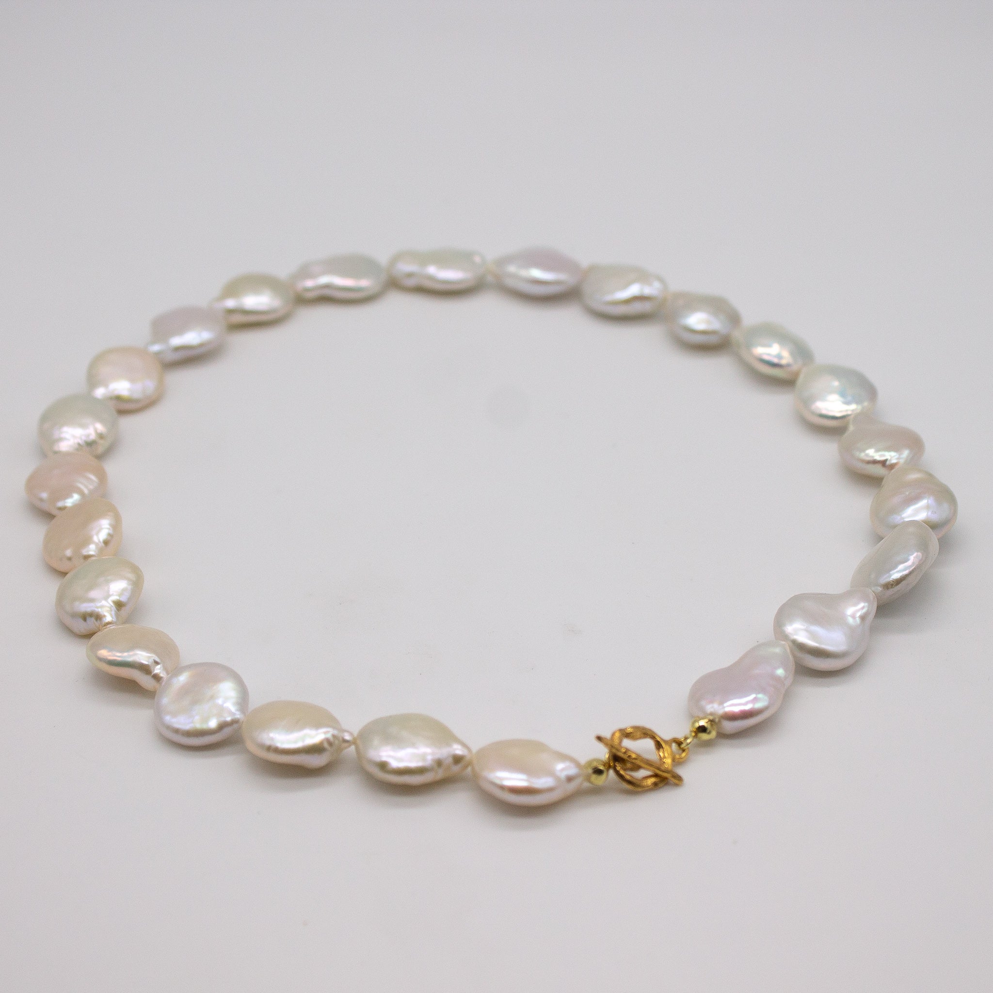 MIDSUND // Halskette mit schimmernden Süßwasserperlen - Image 7