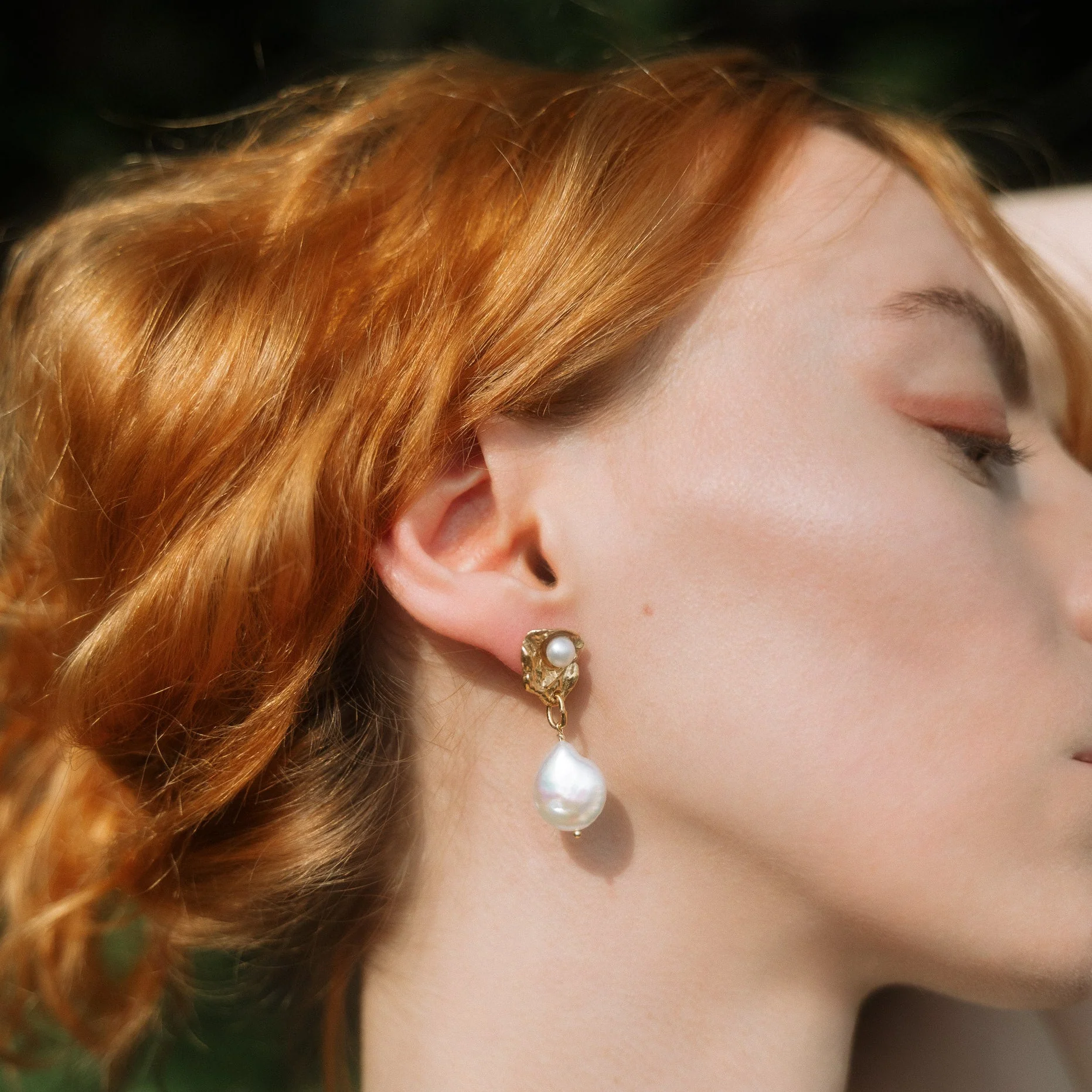 MIDSUND // Ohrstecker mit zarten Süßwasserperlen - Image 3