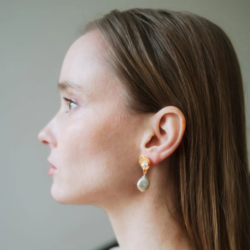 MIDSUND // Ohrstecker mit zarten Süßwasserperlen - Image 6