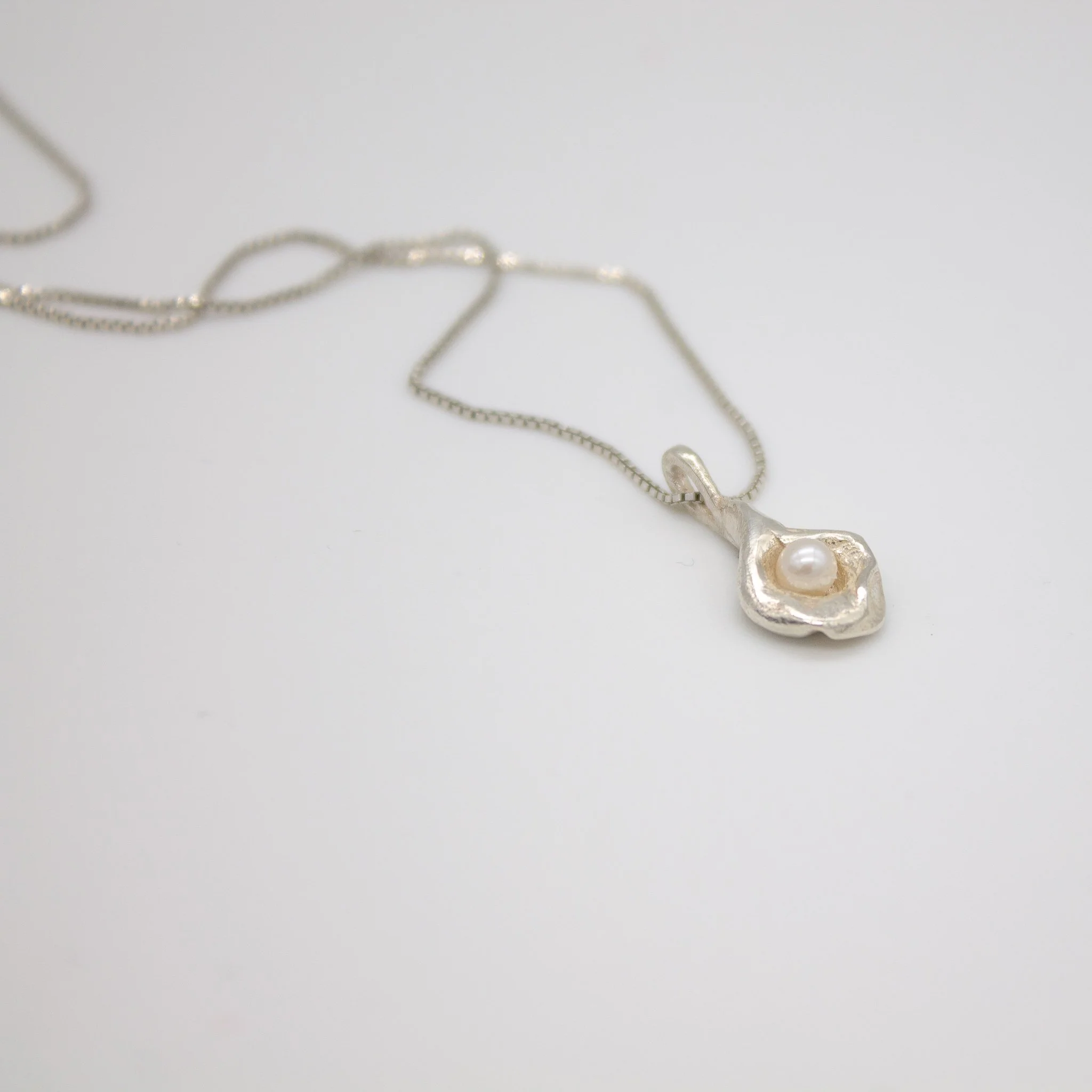 MYRA // Anhänger aus Silber mit zarter Perle (ohne Kette) - Image 3