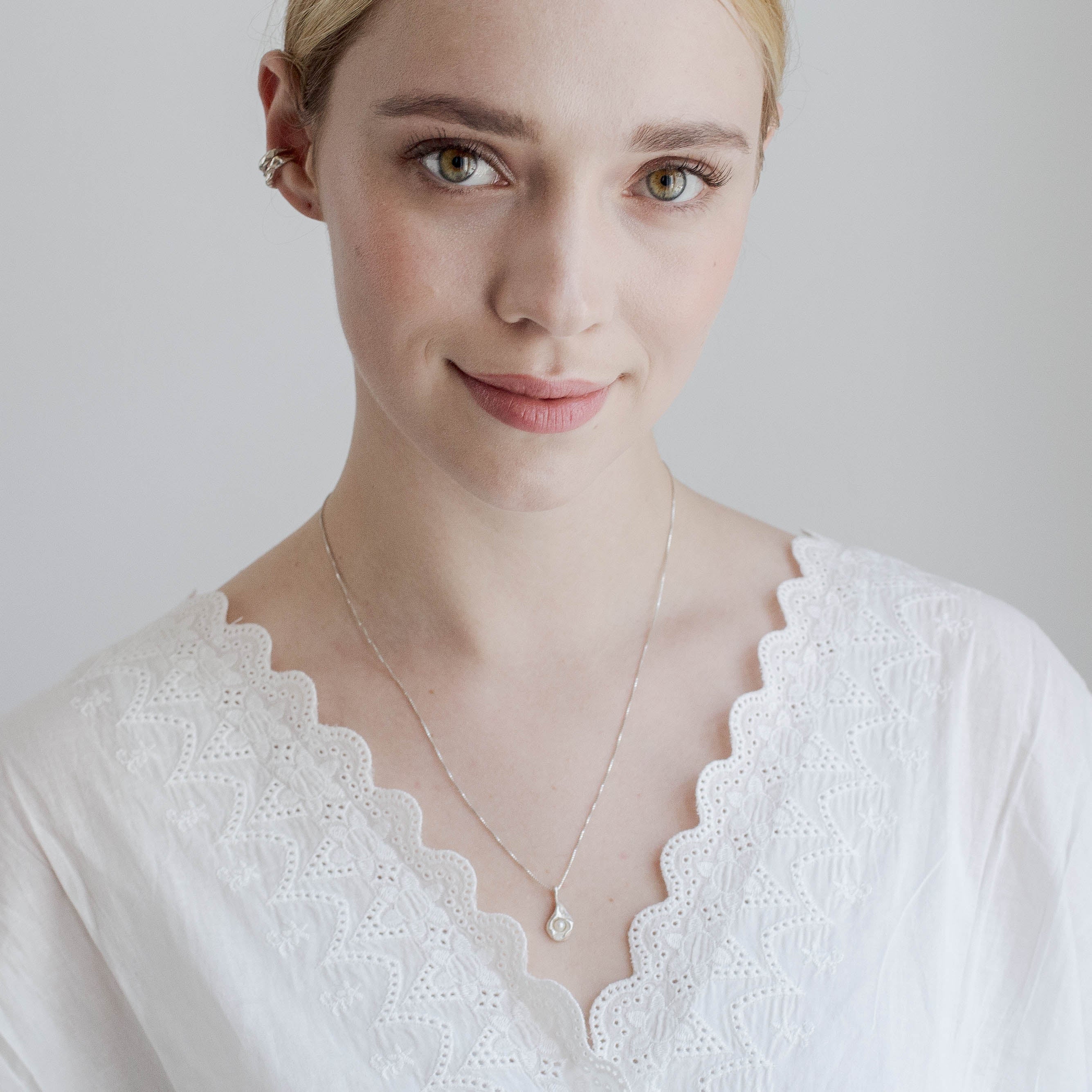 MYRA // Anhänger aus Silber mit zarter Perle (ohne Kette) - Image 4