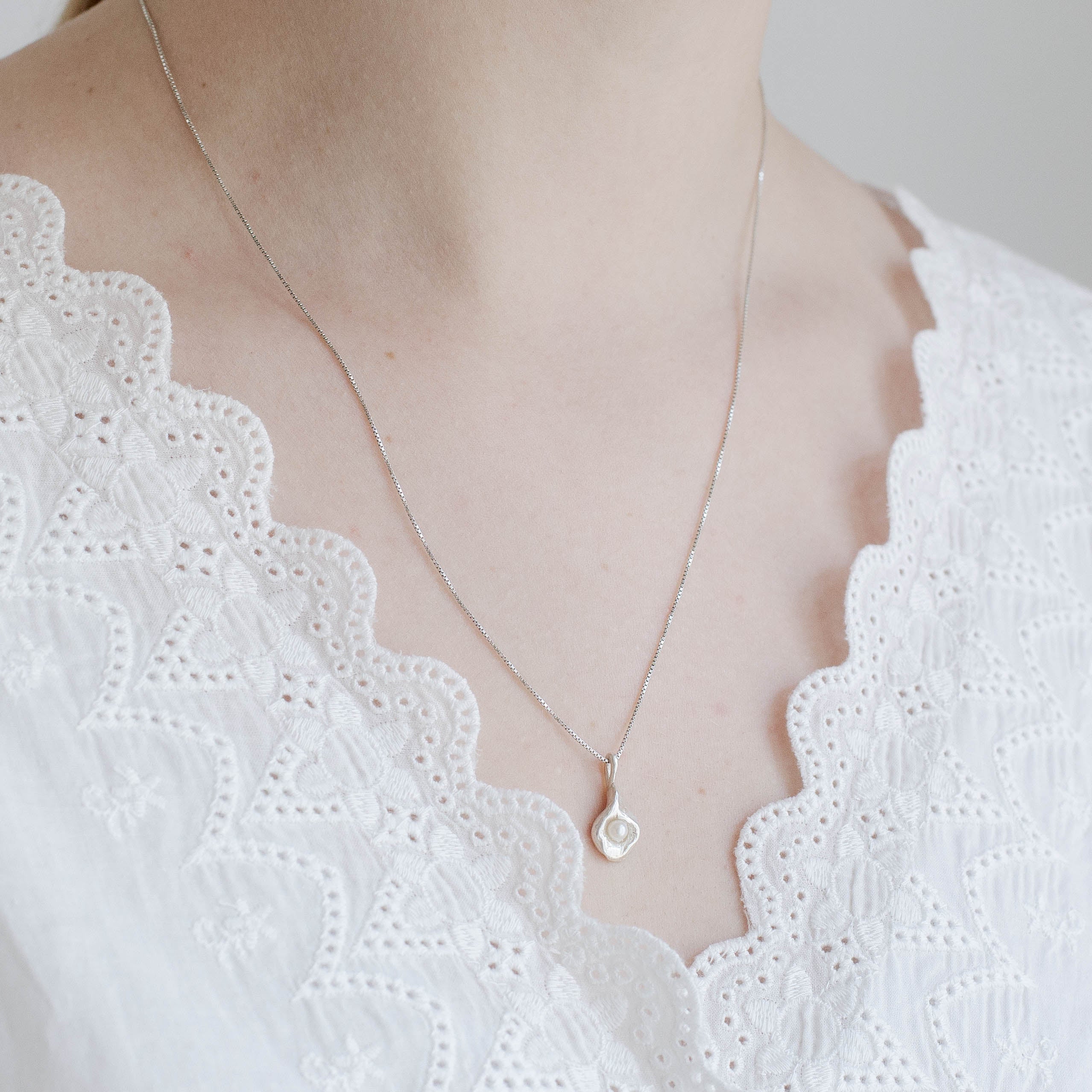 MYRA // Anhänger aus Silber mit zarter Perle (ohne Kette) - Image 6