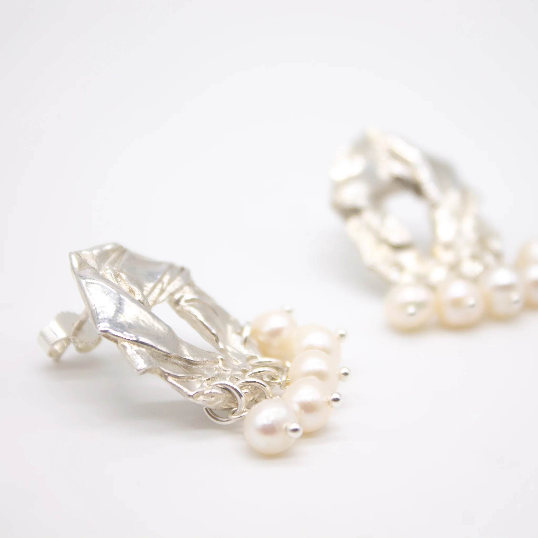 LYNGSTAD // Ohrstecker mit 5 zarten Süßwasserperlen - Image 5