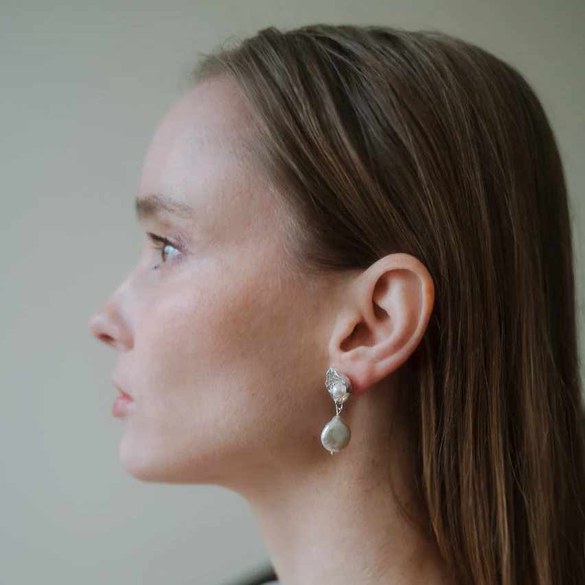 MIDSUND // Ohrstecker mit zarten Süßwasserperlen - Image 3