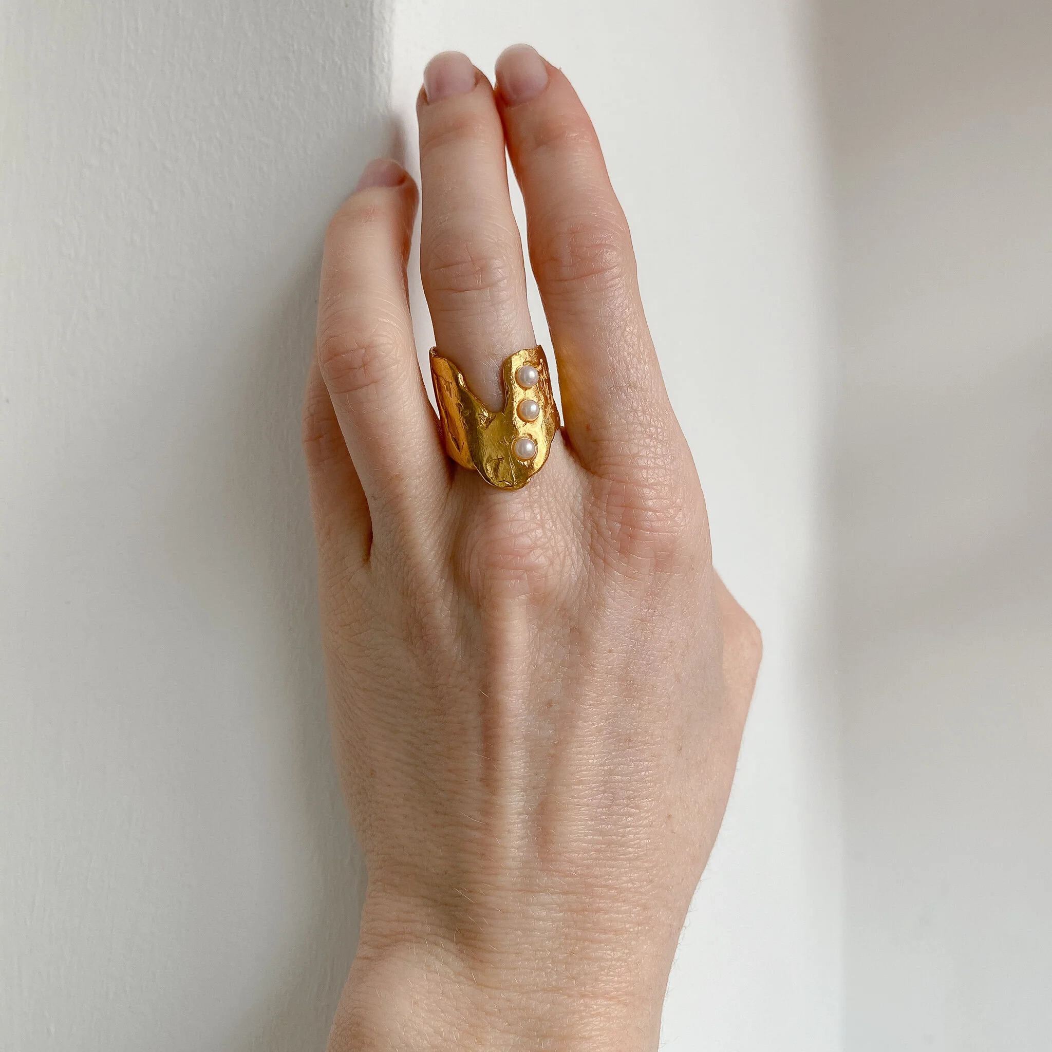 SANDVIKA // Ring mit 3 kleinen Süßwasserperlen - Image 3