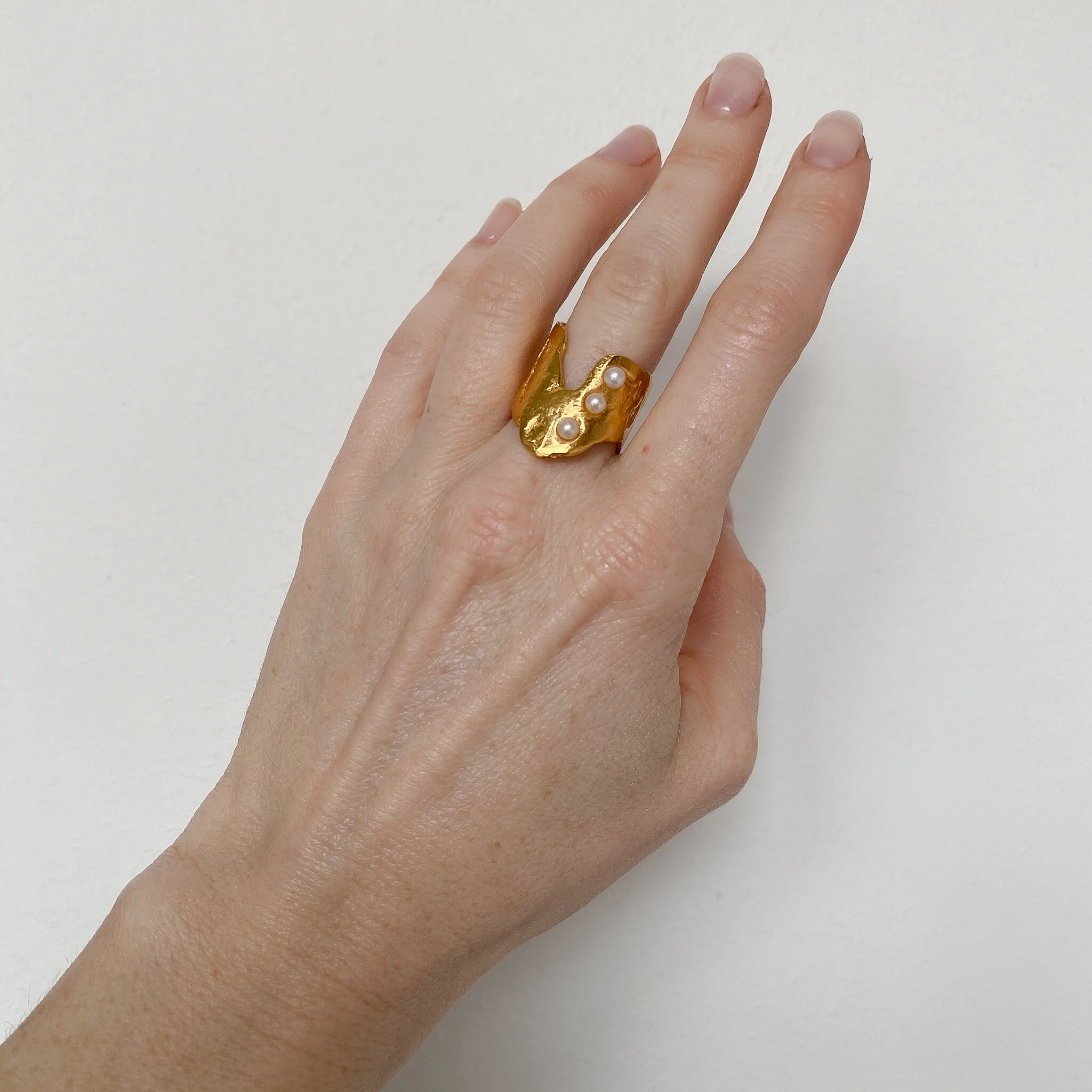 SANDVIKA // Ring mit 3 kleinen Süßwasserperlen - Image 5