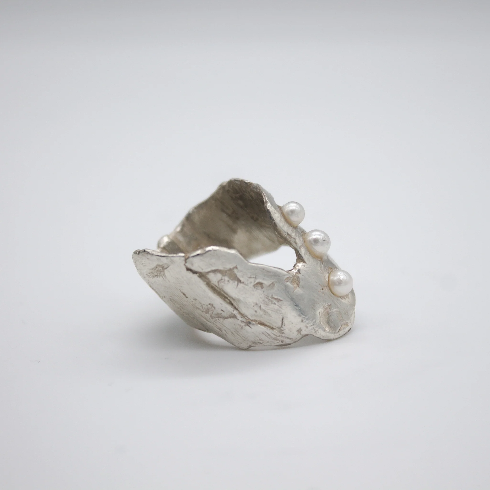 SANDVIKA // Ring mit 3 kleinen Süßwasserperlen - Image 8