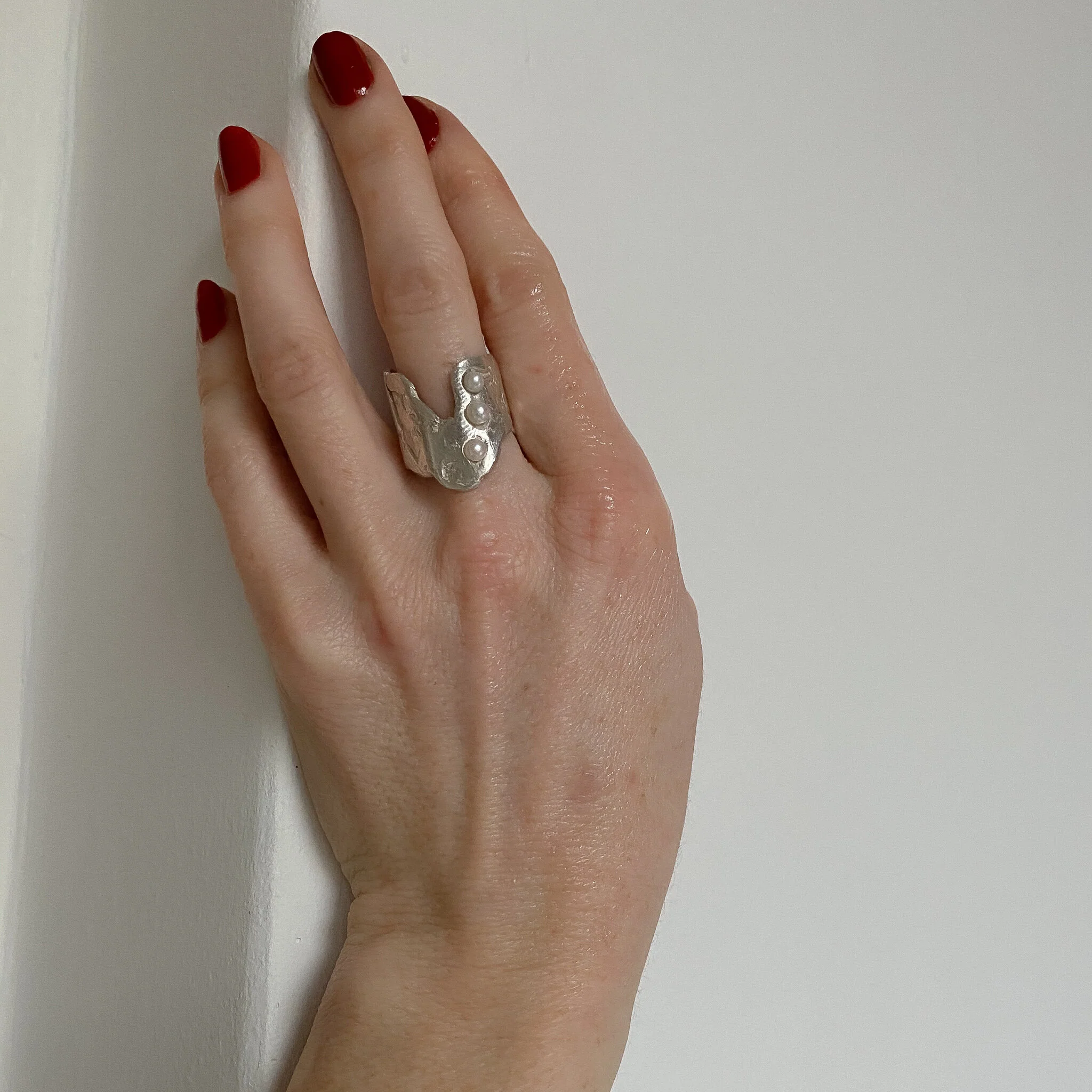 SANDVIKA // Ring mit 3 kleinen Süßwasserperlen - Image 3