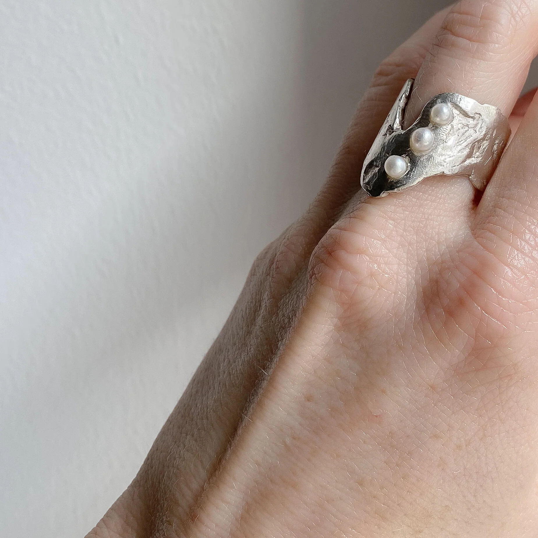 SANDVIKA // Ring mit 3 kleinen Süßwasserperlen - Image 4